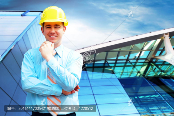 站在建筑物背景上的年輕建筑師戴著防護(hù)頭盔