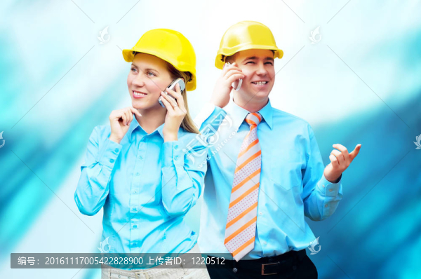 站在建筑物背景上的年輕建筑師戴著防護頭盔