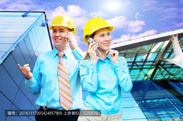 站在建筑物背景上的年輕建筑師戴著防護(hù)頭盔