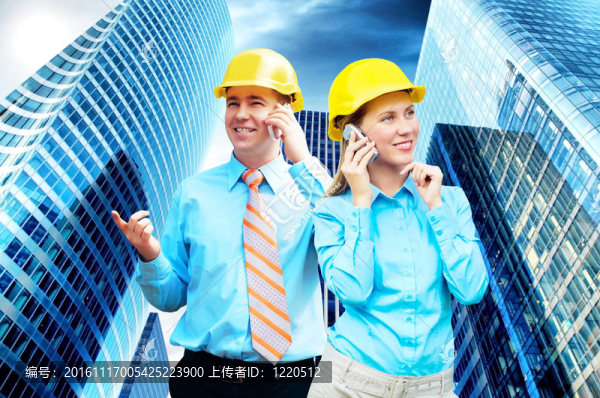站在建筑物背景上的年輕建筑師戴著防護頭盔