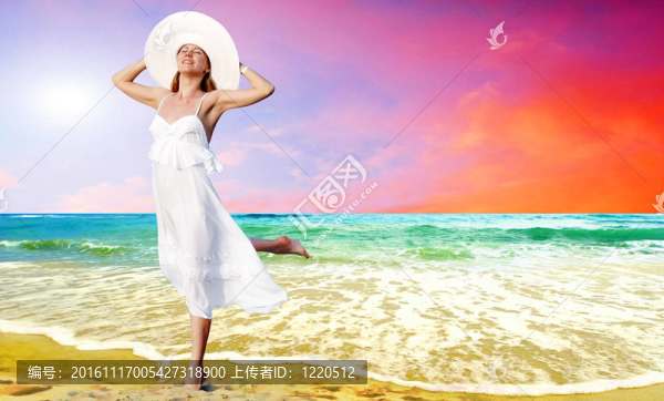 在陽(yáng)光明媚的熱帶海灘主要在白色的年輕漂亮的女人