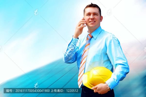 站在建筑物背景上的年輕建筑師戴著防護(hù)頭盔