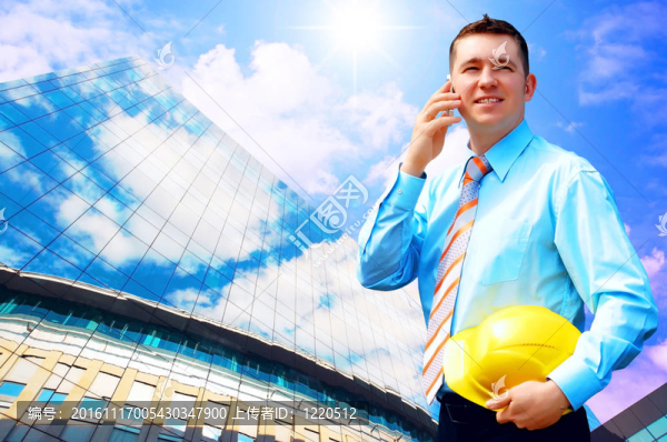 站在建筑物背景上的年輕建筑師戴著防護頭盔