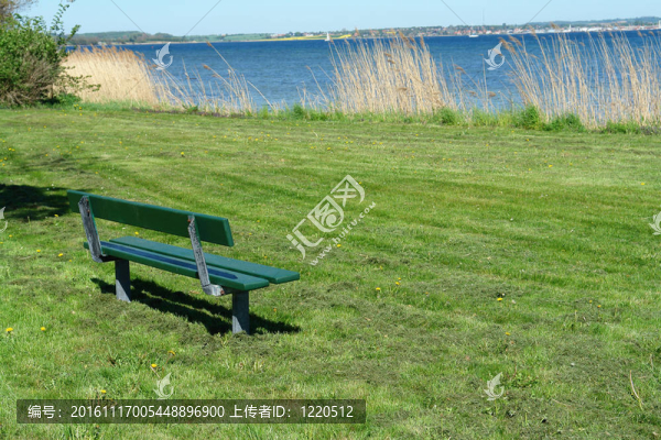 俯瞰大海的長椅