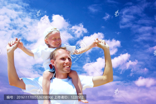 快樂的父親給他的兒子一個背對天空背景