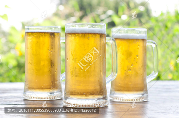 三杯啤酒