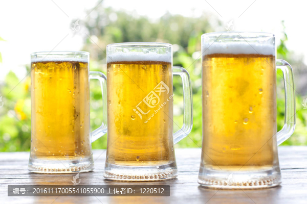 三杯啤酒