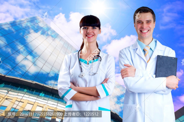 微笑的醫(yī)生在醫(yī)院背景的聽診器
