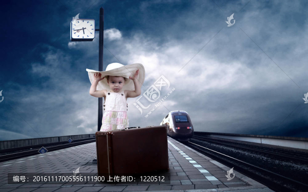 坐火車站月臺上的老式行李的小女孩