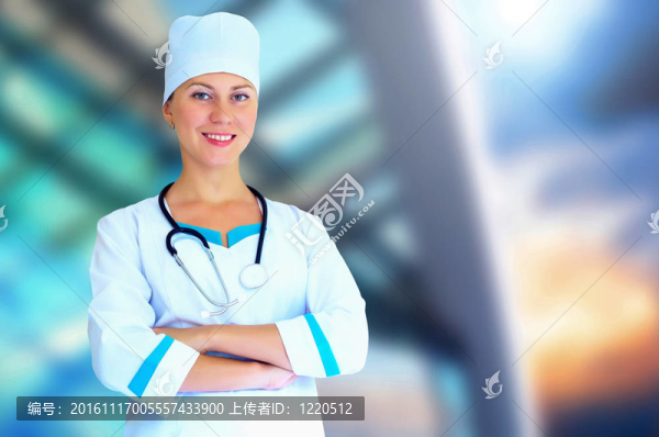 微笑的醫(yī)生在醫(yī)院背景的聽診器