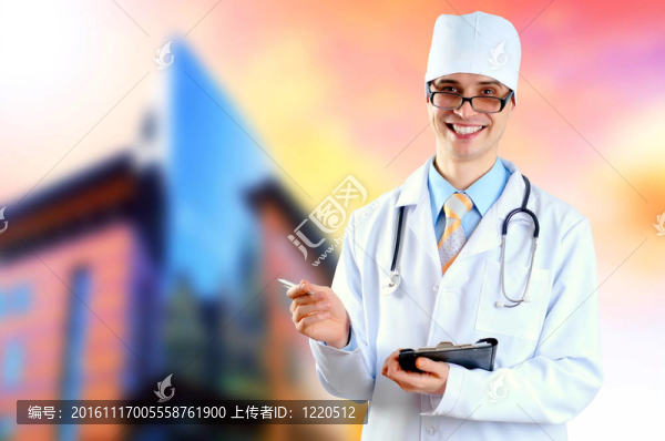 微笑的醫(yī)生在醫(yī)院背景的聽(tīng)診器