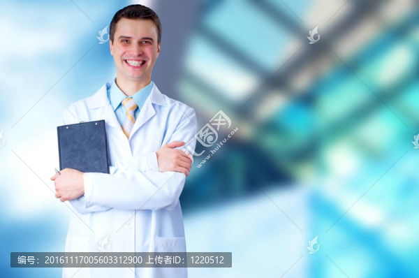 微笑的醫(yī)生在醫(yī)院背景的聽(tīng)診器