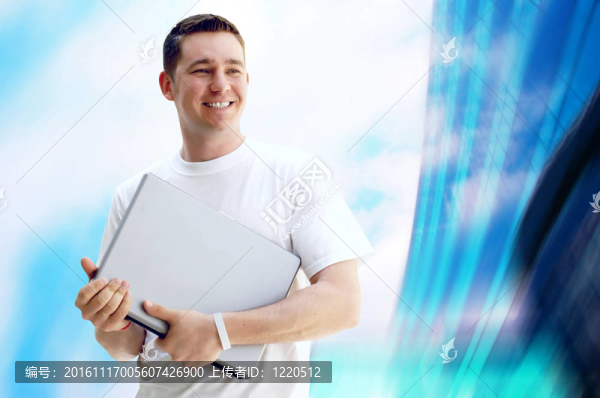 年輕快樂的人或?qū)W生筆記本電腦和手機的業(yè)務背景
