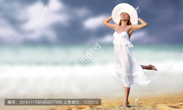 在陽光明媚的熱帶海灘主要在白色的年輕漂亮的女人