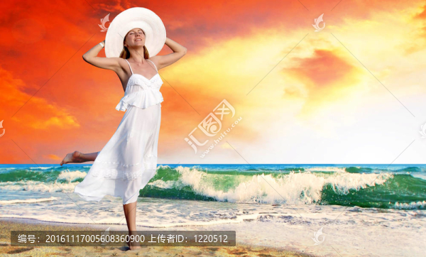 在陽光明媚的熱帶海灘主要在白色的年輕漂亮的女人