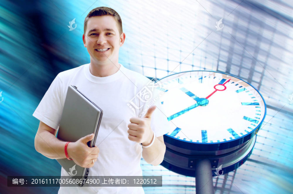 年輕快樂的人或?qū)W生筆記本電腦和手機的業(yè)務(wù)背景