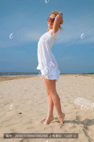 穿夏天衣服的女人站在沙灘上