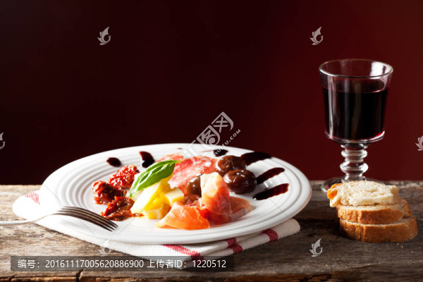 混合意大利開胃菜盤子上的酒