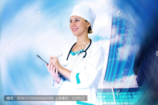 微笑的醫(yī)生在醫(yī)院背景的聽診器