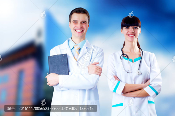 微笑的醫(yī)生在醫(yī)院背景的聽診器