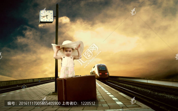 坐火車站月臺上的老式行李的小女孩