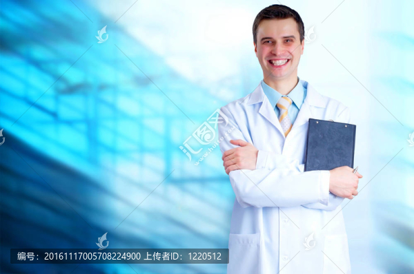 微笑的醫(yī)生在醫(yī)院背景的聽診器