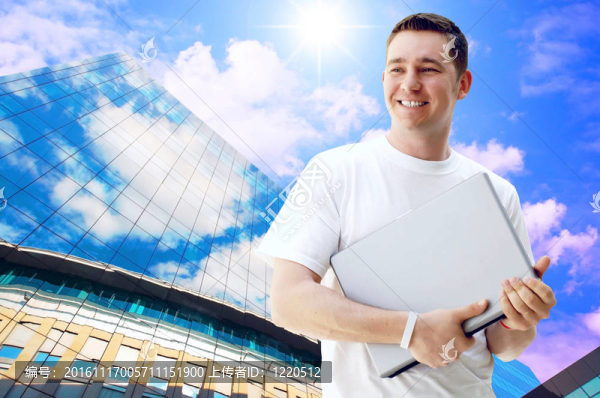 年輕快樂的人或?qū)W生筆記本電腦和手機(jī)的業(yè)務(wù)背景