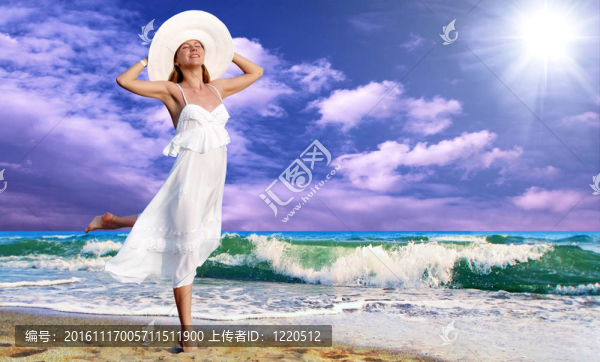 在陽(yáng)光明媚的熱帶海灘主要在白色的年輕漂亮的女人