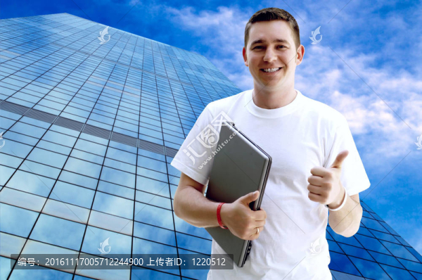 年輕快樂的人或?qū)W生筆記本電腦和手機(jī)的業(yè)務(wù)背景
