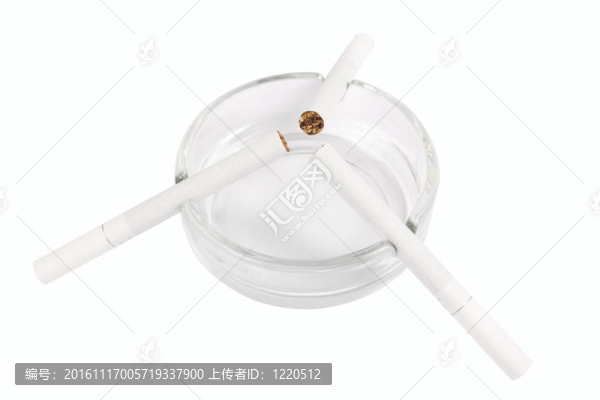 煙灰缸和香煙