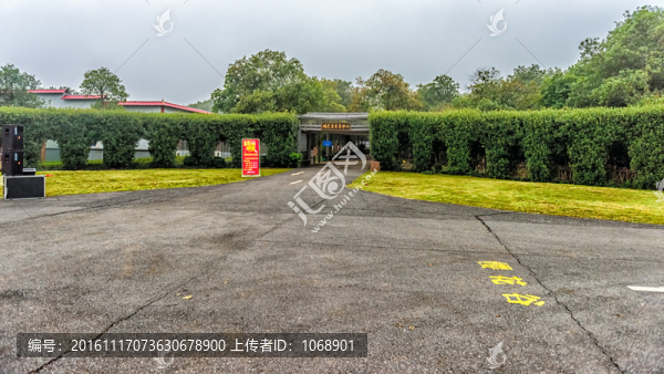 鳳凰溝入口廣場,觀光車乘車中