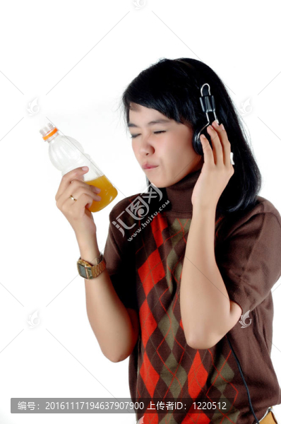 她喜歡亞洲女人軟飲料