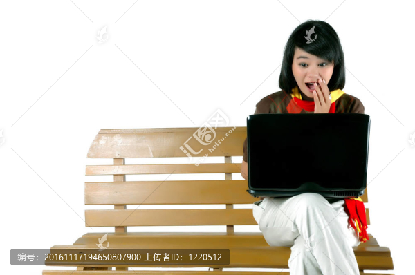 年輕女子驚訝地看著筆記本電腦