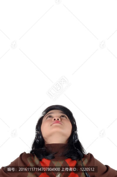 亞洲年輕女子欣賞音樂
