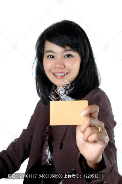 亞洲的年輕商人顯示空白卡名稱