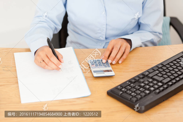 女性會計寫作結果在一張紙上