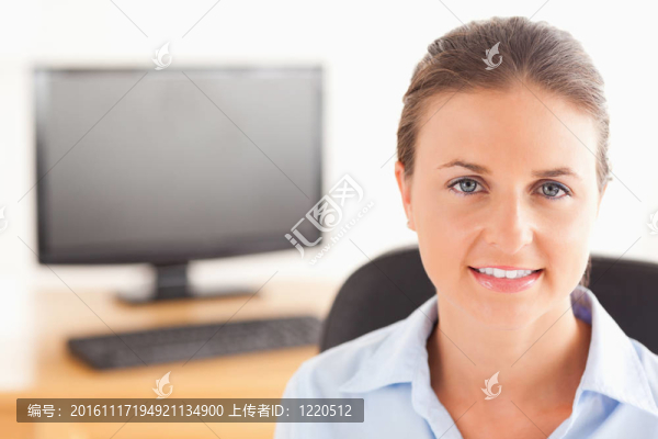 在她的辦公室里擺姿勢(shì)的工作的女人