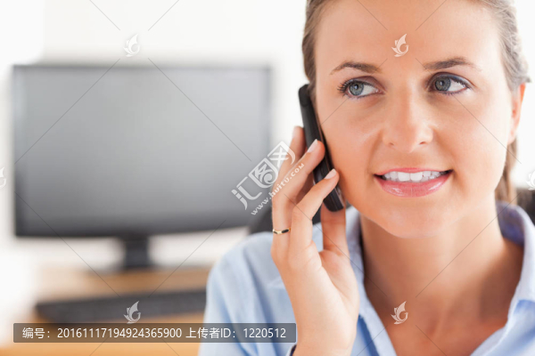 一個(gè)職業(yè)婦女在電話上的特寫(xiě)