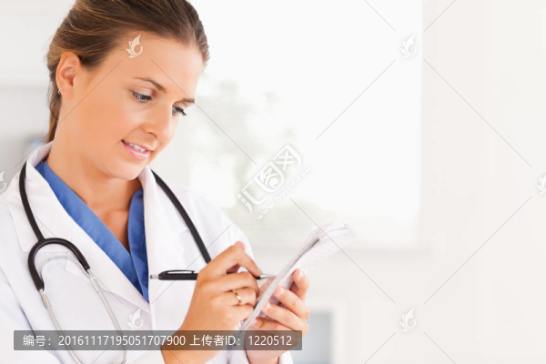 靠近一個微笑的女醫(yī)生寫下一些東西