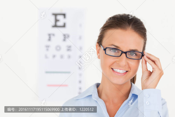 閉上眼睛abrunette專家戴眼鏡看著相機在手術(shù)