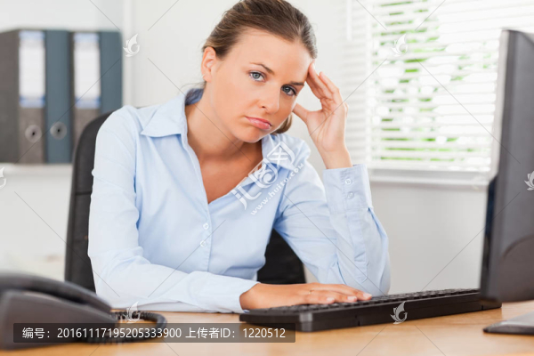 在辦公室里傷心的商人