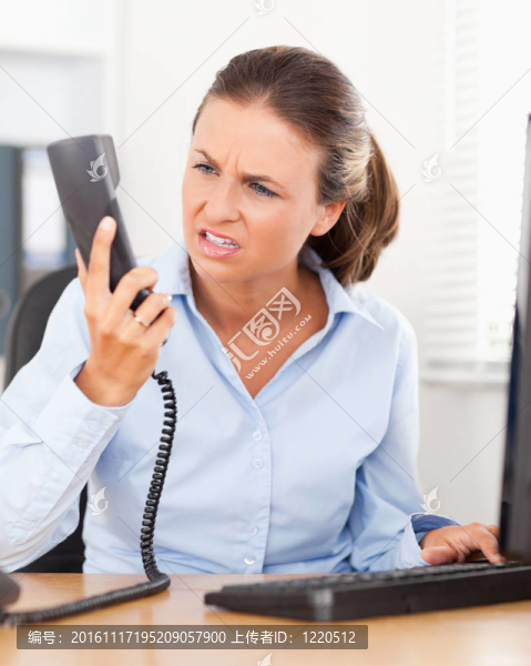 惱怒的女商人在辦公