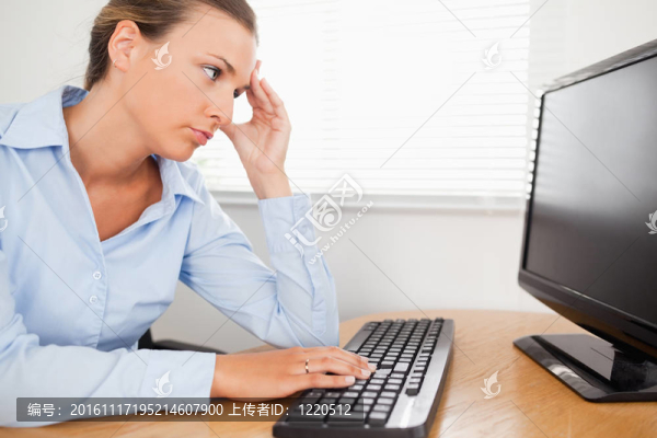 一個女人在看電腦屏幕的辦公室