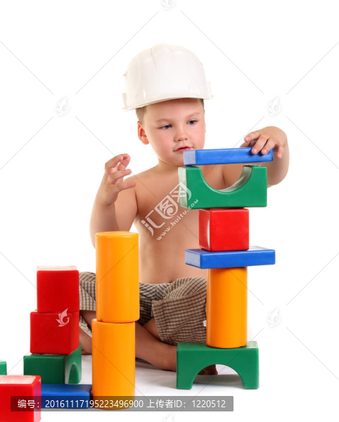 小男孩建造了一個玩具屋