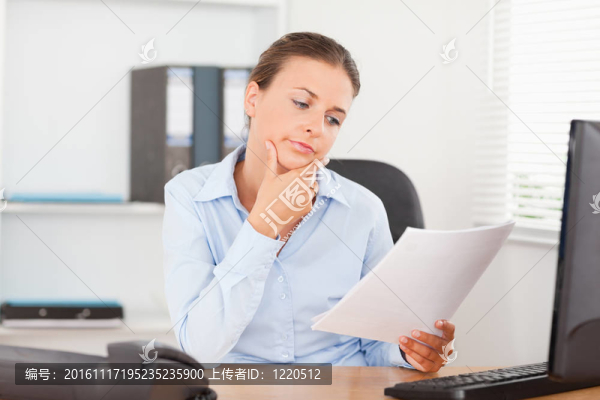 黑發(fā)女商人關(guān)于戰(zhàn)略的思考