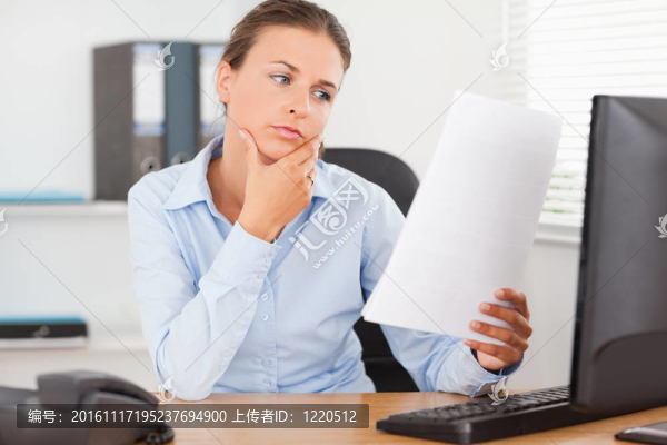迷人的女商人專注于紙