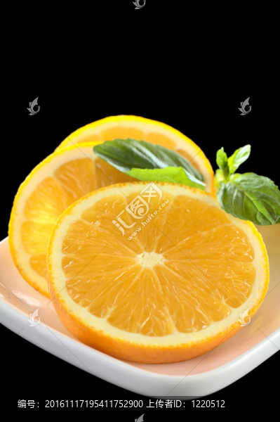 鮮橙片擔(dān)任中小板配上薄荷葉的照片上的黑色（選擇性聚焦；在前面橙片中間焦點(diǎn)）