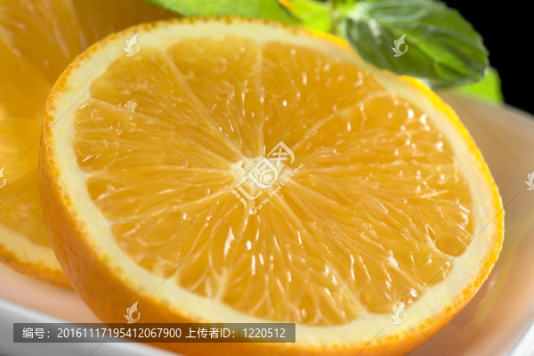 鮮橙片擔(dān)任中小板配上薄荷葉（選擇性聚焦；對(duì)橙片中間焦點(diǎn)）