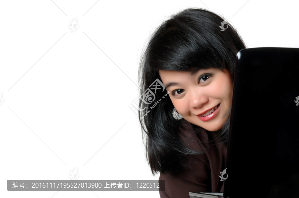 亞洲的年輕商人終于從背后的筆記本電腦