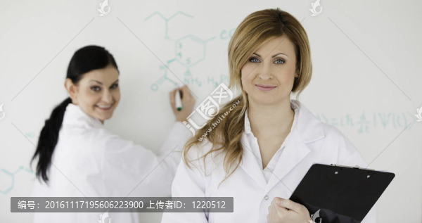 兩位科學(xué)家在白板前